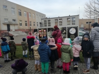 Zdjęcie: Biedronki i Pszczółki poznały historię naszego patrona szkoły